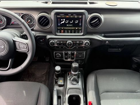 Used 2023 Jeep Gladiator Sport AWD/4WD image 11