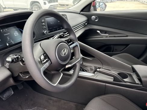 Used 2025 Hyundai Elantra SE FWD image 13