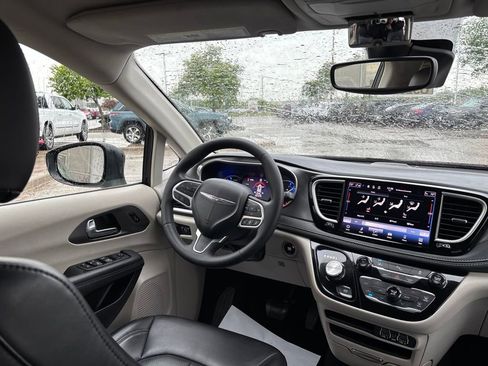 Used 2023 Chrysler Pacifica Touring-L FWD image 41
