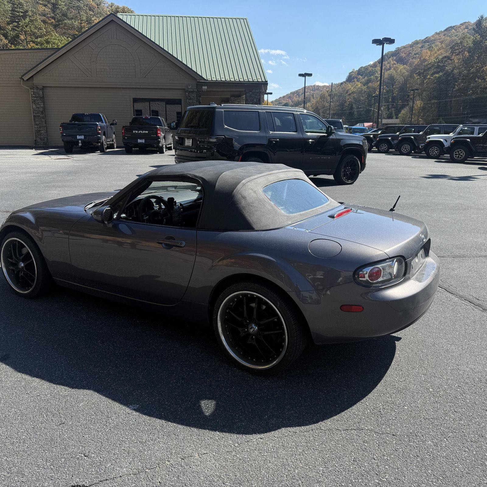 Used 2006 MAZDA MX-5 Miata Touring RWD image 11