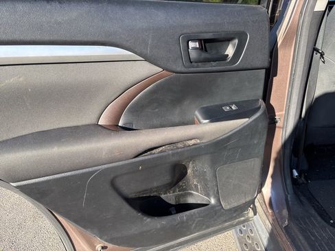 Used 2017 Toyota Highlander LE image 4