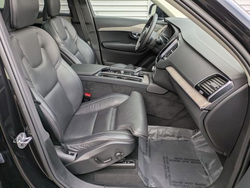 Certified 2024 Volvo XC90 T8 Ultimate w/ Protection Package Premier image 33