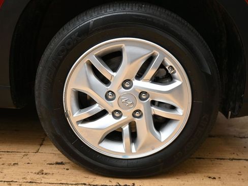 Used 2025 Hyundai Venue SE FWD image 14