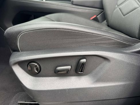 Used 2025 Volkswagen Atlas SE FWD image 17