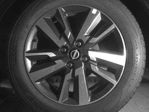 Used 2025 Nissan Versa SV FWD image 14