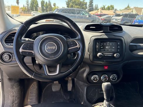 Used 2017 Jeep Renegade Latitude FWD image 16