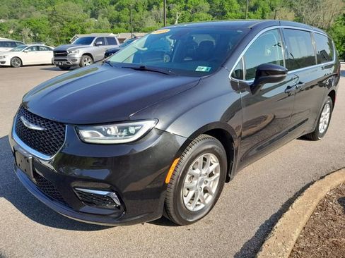 Used 2023 Chrysler Pacifica Touring-L FWD image 5