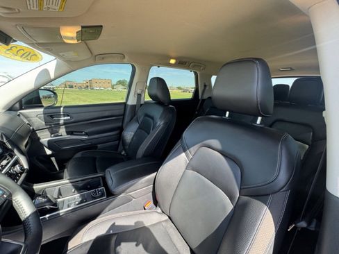 Used 2023 Nissan Pathfinder SL w/ Black Appearance Package image 23