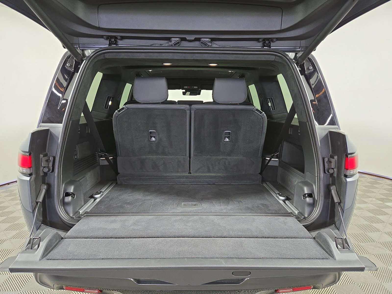 Used 2025 Rivian R1S Adventure Dual AWD/4WD image 15