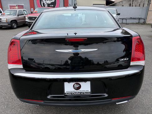 Used 2018 Chrysler 300 Limited image 9