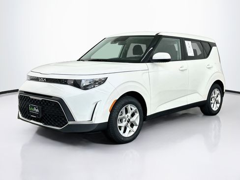 Used 2025 Kia Soul LX w/ LX Technology Package FWD image 3