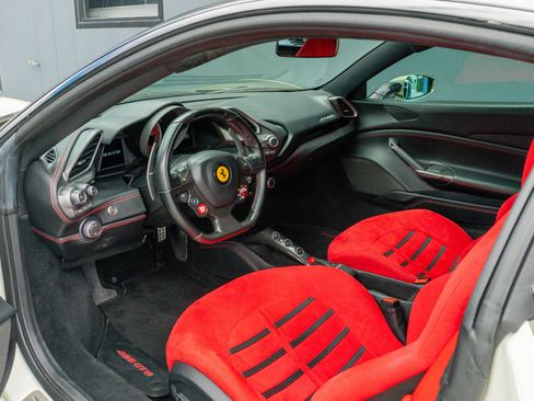 Used 2018 Ferrari 488 GTB RWD image 10