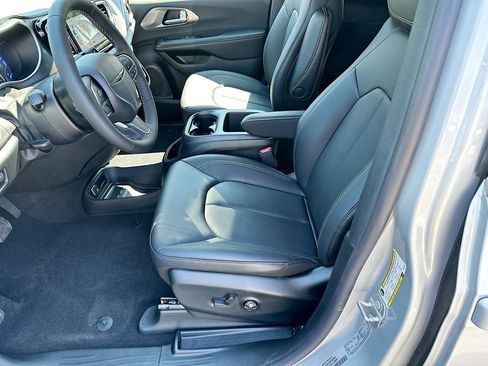 New 2026 Chrysler Pacifica Select image 20