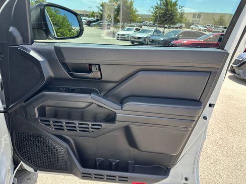 Used 2025 Toyota Tacoma SR AWD/4WD image 36
