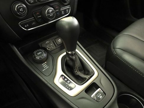 Used 2018 Jeep Cherokee Limited w/ Technology Group image 25