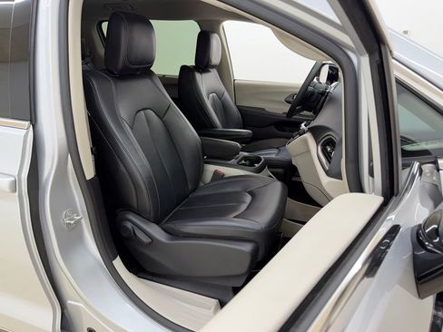 Used 2024 Chrysler Pacifica Touring-L FWD image 12