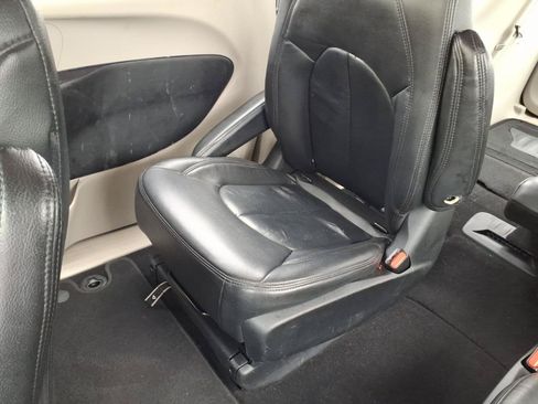 Used 2020 Chrysler Voyager LX FWD image 21