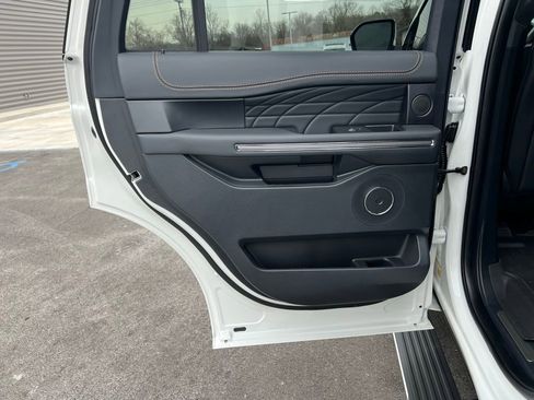 Used 2024 Ford Expedition Platinum image 16