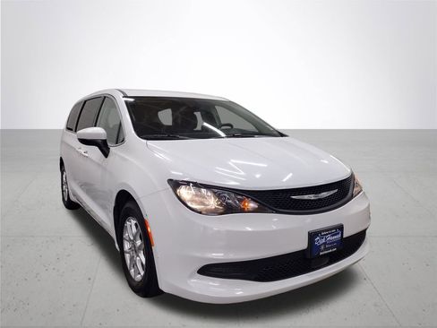 Used 2023 Chrysler Voyager LX image 4