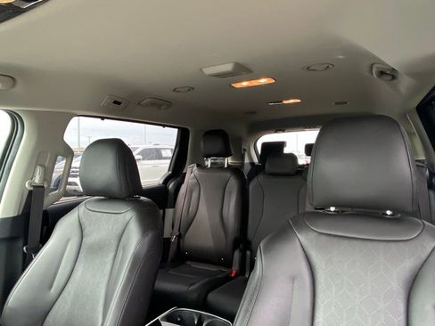 Used 2024 Kia Carnival EX FWD image 33