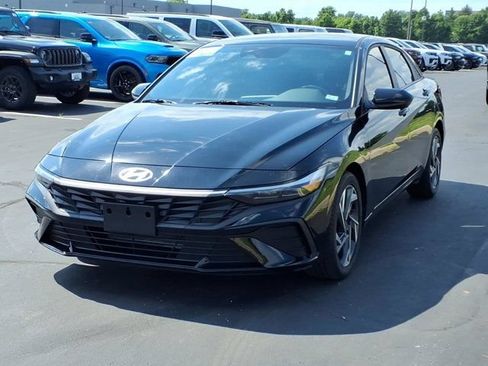 Used 2025 Hyundai Elantra Sport FWD image 2