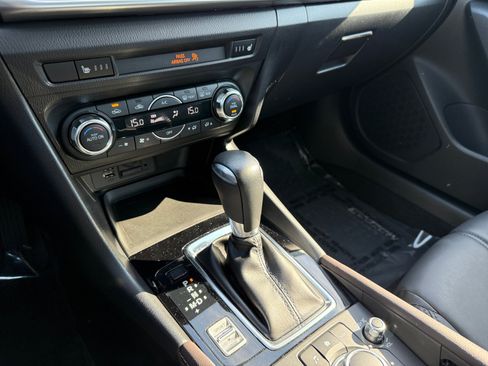 Used 2018 MAZDA MAZDA3 Touring FWD image 13