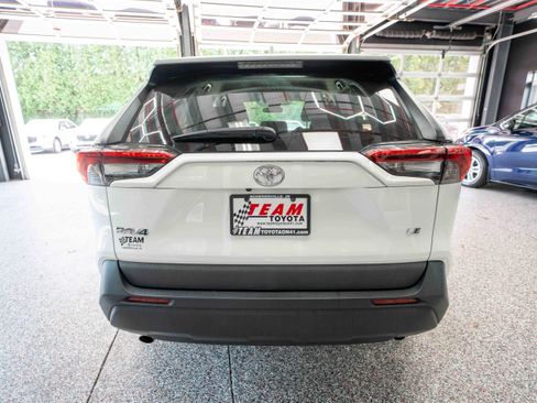 Used 2022 Toyota RAV4 LE FWD image 3