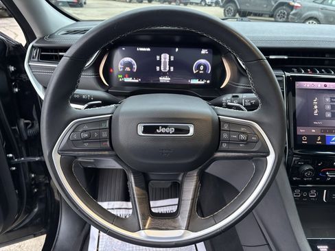 Used 2023 Jeep Grand Cherokee Limited w/ Luxury Tech Group II image 14