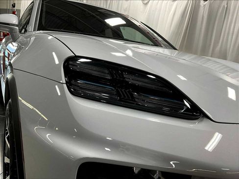 New 2026 Porsche Macan Electric RWD image 12