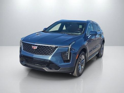 Used 2025 Cadillac XT4 Premium Luxury FWD image 2