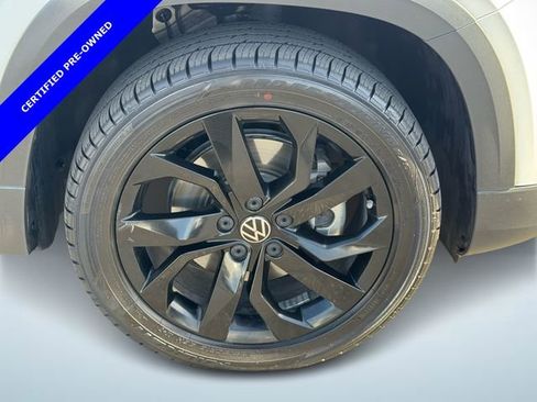 Certified 2022 Volkswagen Taos SE w/ Panoramic Sunroof Package image 6