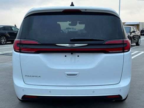New 2026 Chrysler Pacifica Select image 6