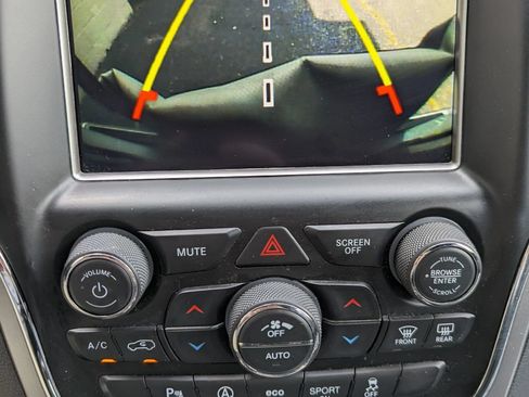 Used 2018 Jeep Grand Cherokee Limited AWD/4WD image 4