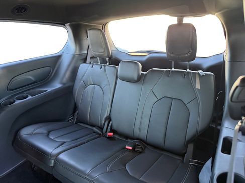 Used 2026 Chrysler Pacifica Select image 12