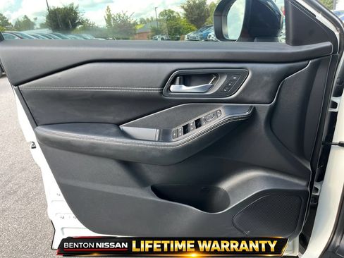 Used 2024 Nissan Rogue SL w/ SL Premium Package FWD image 11