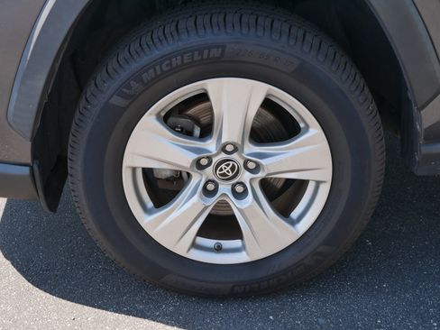 Used 2021 Toyota RAV4 LE AWD/4WD image 15