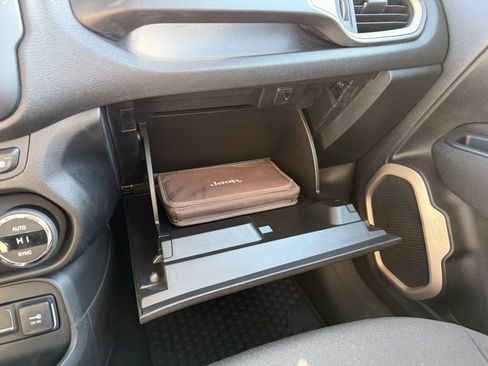 Used 2017 Jeep Renegade Latitude w/ Popular Equipment Group image 29