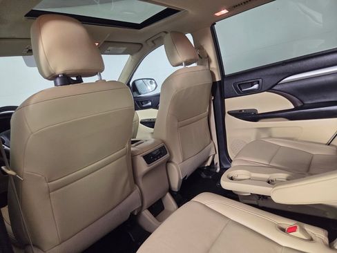 Used 2019 Toyota Highlander XLE FWD image 23