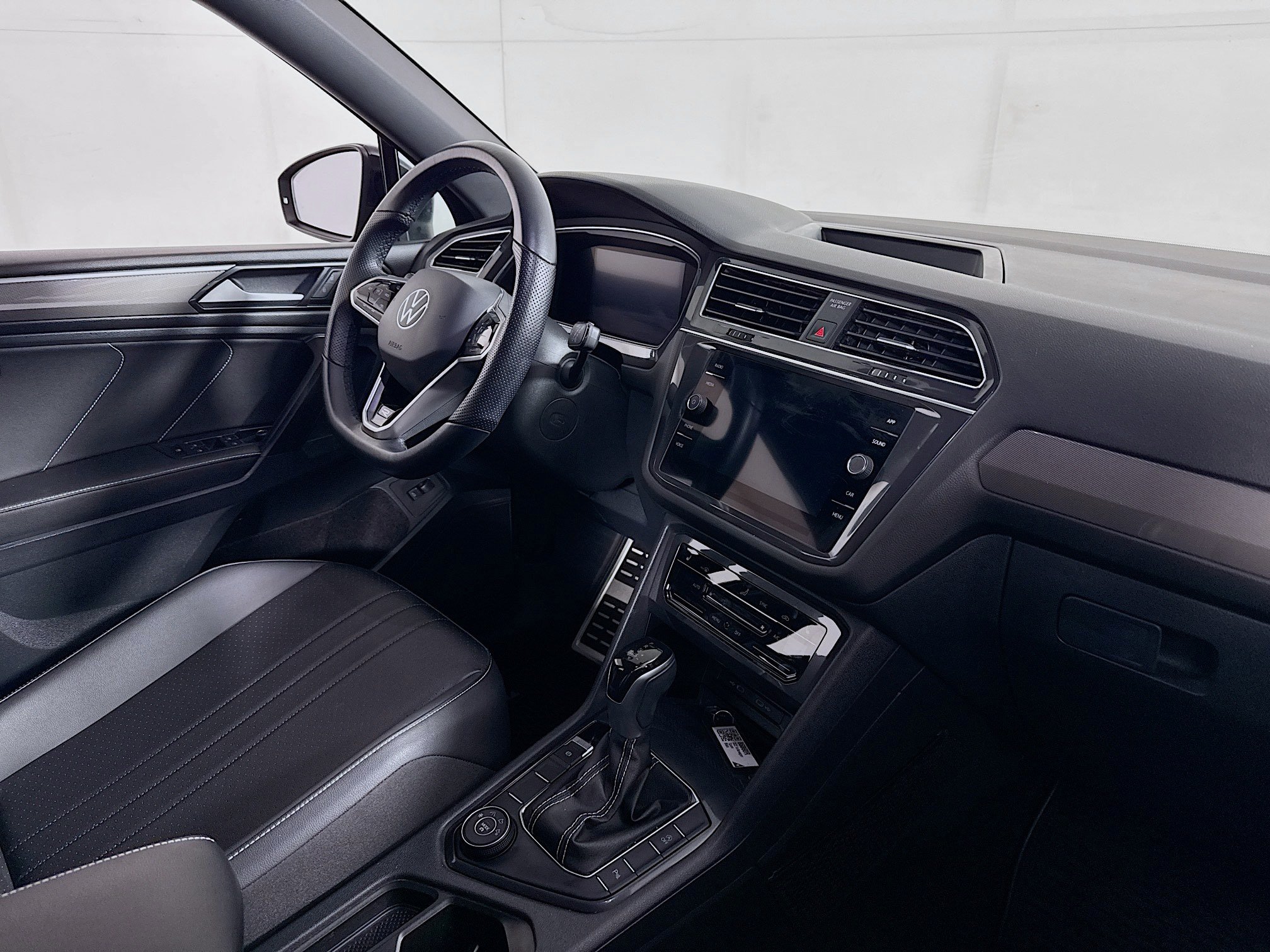 Used 2022 Volkswagen Tiguan SE R-Line AWD/4WD image 27