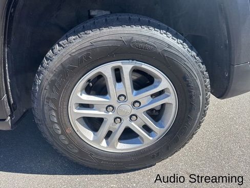 Used 2023 Jeep Grand Cherokee Laredo image 2