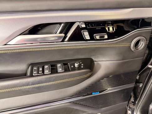 Used 2022 Jeep Grand Wagoneer Series III w/ Rear Seat Video Group 1 AWD/4WD image 30