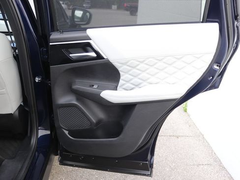 Used 2025 Mitsubishi Outlander 4WD Plug-In Hybrid image 31