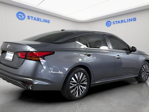 Used 2024 Nissan Altima 2.5 SV FWD image 9