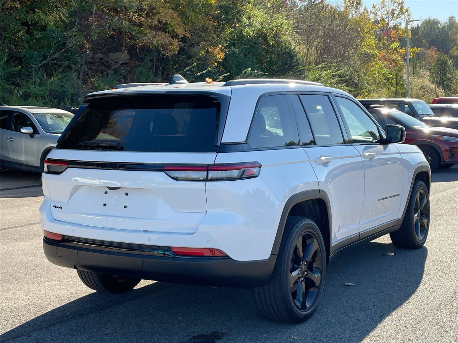 Used 2023 Jeep Grand Cherokee Altitude AWD/4WD image 5