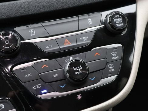 Used 2023 Chrysler Voyager LX image 24