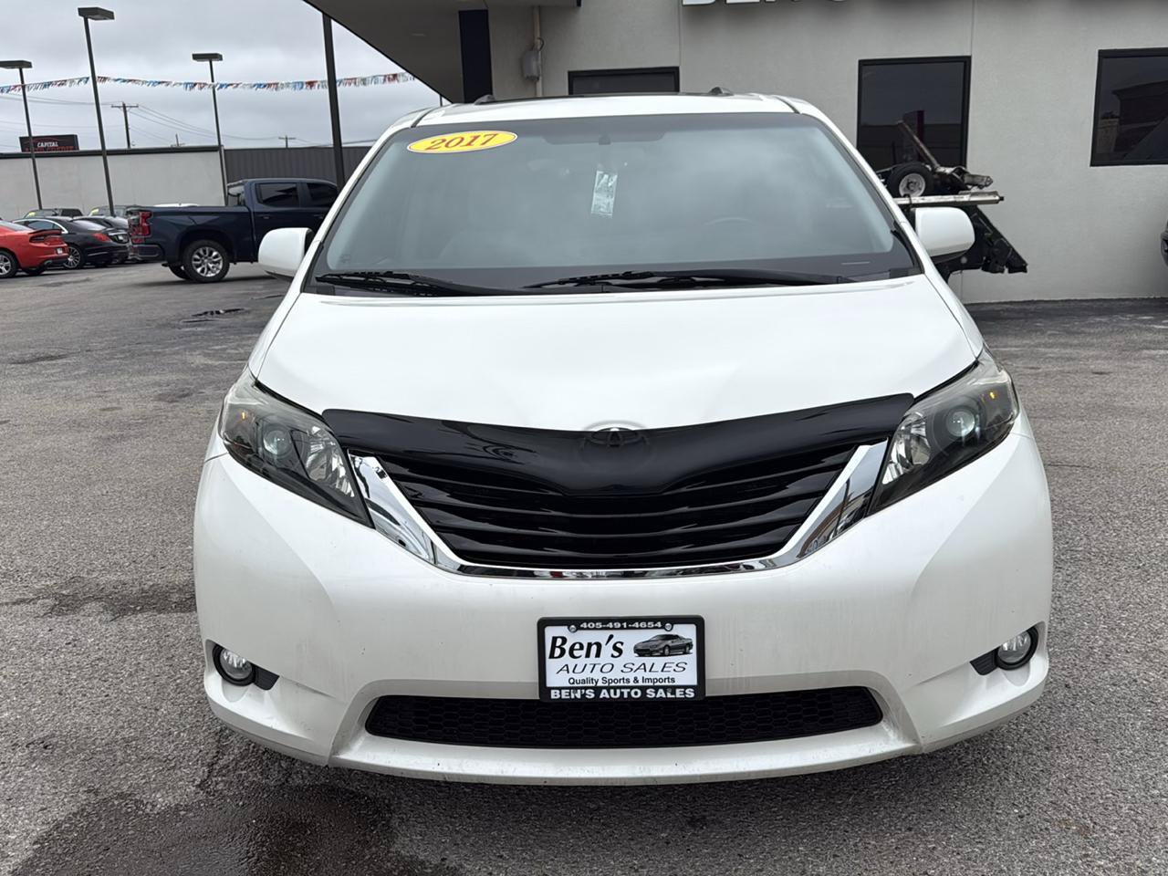 Used 2017 Toyota Sienna XLE w/ XLE Navigation Package FWD image 3