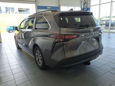 Used 2021 Toyota Sienna LE w/ LE Plus Package FWD image 7