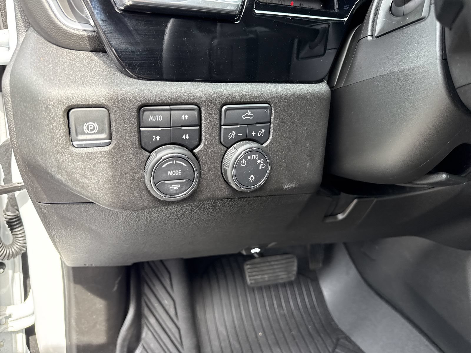 Used 2025 Chevrolet Silverado 1500 LT AWD/4WD image 15