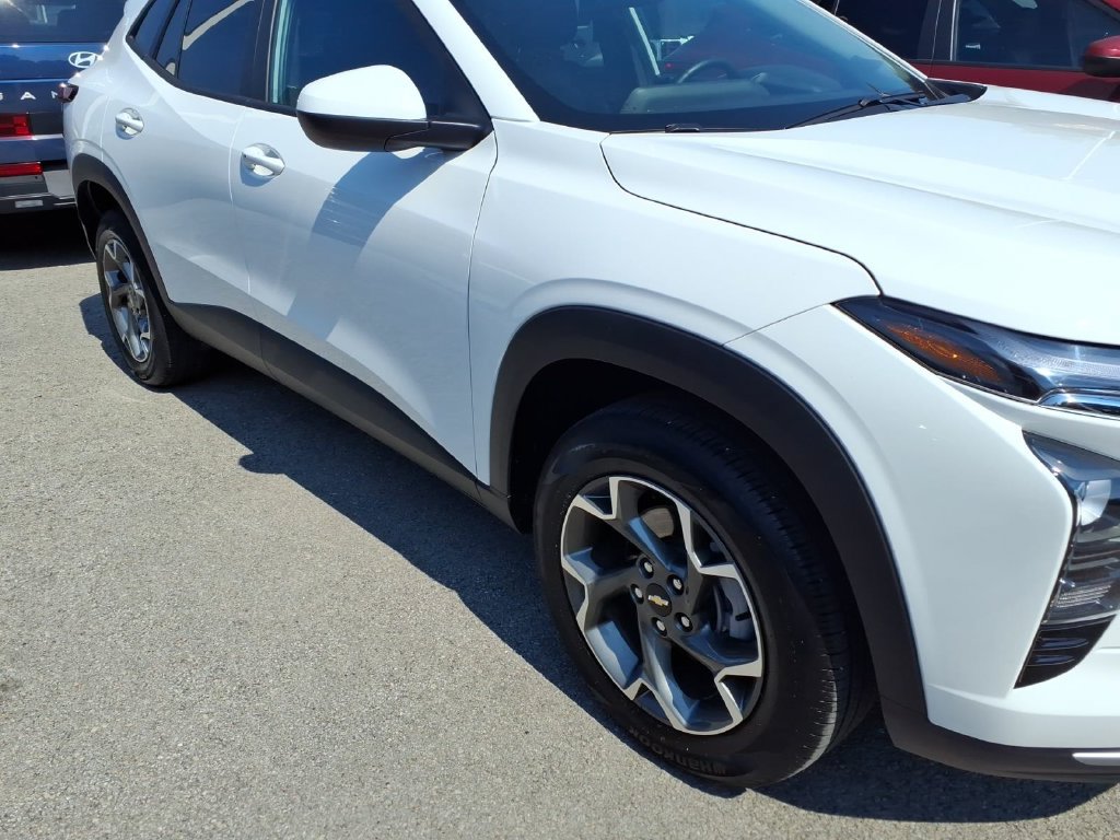 Used 2025 Chevrolet Trax LT w/ LT Convenience Package FWD image 18