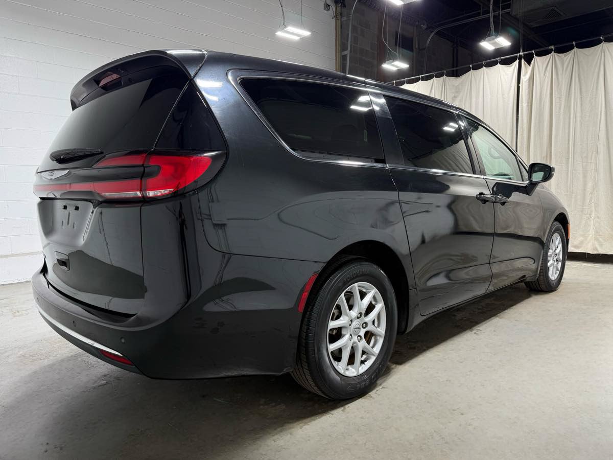 Used 2023 Chrysler Pacifica Touring-L FWD image 4